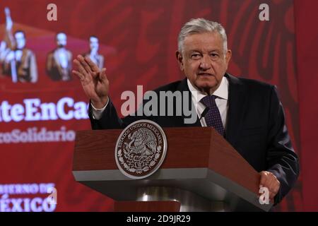 Città del Messico, Messico. 05 novembre 2020. CITTÀ DEL MESSICO, MESSICO - 5 NOVEMBRE: Il presidente del Messico Andres Manuel Lopez Obrador parla durante la conferenza stampa del giorno mattina tra la pandemia di Covid-19 al Palazzo Nazionale il 5 novembre 2020 a Città del Messico, Messico. Credit: Ismael Rosas/Eyepix Group/The Photo Access Credit: The Photo Access/Alamy Live News Foto Stock