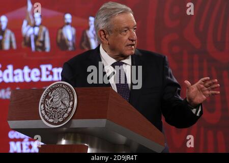 Città del Messico, Messico. 05 novembre 2020. CITTÀ DEL MESSICO, MESSICO - 5 NOVEMBRE: Il presidente del Messico Andres Manuel Lopez Obrador parla durante la conferenza stampa del giorno mattina tra la pandemia di Covid-19 al Palazzo Nazionale il 5 novembre 2020 a Città del Messico, Messico. Credit: Ismael Rosas/Eyepix Group/The Photo Access Credit: The Photo Access/Alamy Live News Foto Stock