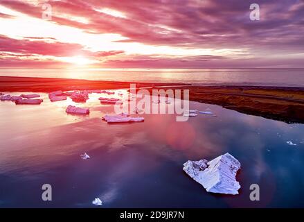 Vista aerea della laguna del ghiacciaio in Islanda durante l'alba. Il ghiaccio galleggiava dal ghiacciaio, sciogliendo il ghiaccio Foto Stock