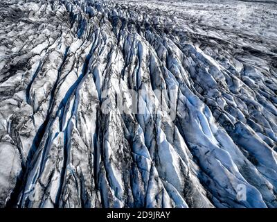 Vista aerea del ghiacciaio dall'alto, ghiaccio e ceneri del paesaggio di tessitura del vulcano, bella natura ghiaccio sfondo da Islanda Foto Stock