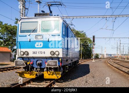 A České dráhy, ferrovie nazionali ceche, locomotiva elettrica di classe 362 in attesa in binari ferroviari a Praha hlavní nádraží, Praga, Repubblica Ceca Foto Stock