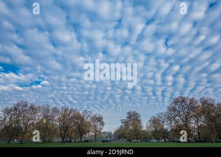 Londra, Regno Unito. 06 novembre 2020. Le nuvole di Altocumulus formano uno sfondo di alto livello per un inizio di giornata freddo. Autunno tempo Clapham comune. Credit: Guy Bell/Alamy Live News Foto Stock