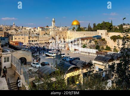 Gerusalemme / Israele - 2017/10/13: Vista panoramica della piazza del Muro Occidentale accanto al Monte del Sacro Tempio con cupola del Santuario della roccia e Bab al-Silsila Foto Stock