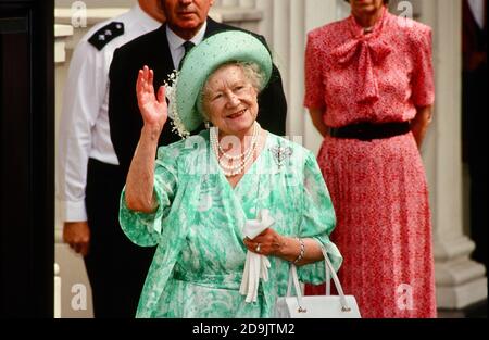 Regina Elisabetta la Regina Madre. Festeggiamenti per il 93° compleanno, Clarence House, The Mall, Londra. REGNO UNITO 1993. Foto Stock
