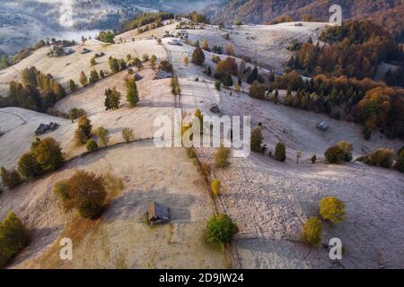 Scena autunnale in Romania con brina sulle colline carpate, nel villaggio Transilvania Foto Stock