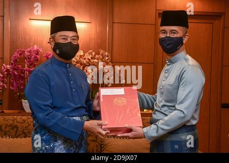 Kuala Lumpur, Malesia. 06 novembre 2020. Il primo ministro malese Muhyiddin Yassin (L) e il ministro delle Finanze Tengku Zafrul Tengku Abdul Aziz pongono con il bilancio nazionale a Kuala Lumpur, Malesia, 6 novembre 2020. Il governo malese guidato dal primo ministro Muhyiddin Yassin venerdì ha proposto un bilancio nazionale espansivo volto ad aiutare il paese a combattere e a riprendersi dalla pandemia della COVID-19. (Dipartimento di informazione/consegna della Malesia via Xinhua) Credit: Xinhua/Alamy Live News Foto Stock