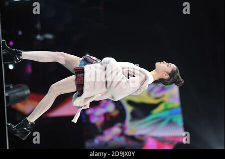 Ouyang Nini, attrice cinese e sorella maggiore di Ouyang Nana, passerelle come modello per il marchio di abbigliamento SEMIR a Pechino, C. Foto Stock