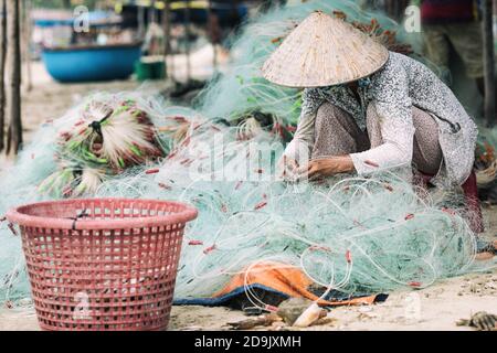 MUI ne villaggio di pescatori. Barca tradizionale vietnamita nel cesto a forma di villaggio di pescatori Mui NE, Vietnam, Asia Foto Stock