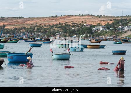 MUI ne villaggio di pescatori. Barca tradizionale vietnamita nel cesto a forma di villaggio di pescatori Mui NE, Vietnam, Asia Foto Stock