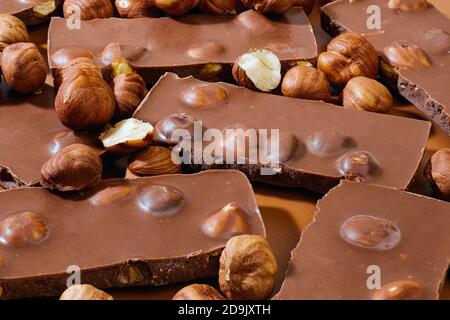 pezzi di cioccolato al latte e nocciole Foto Stock