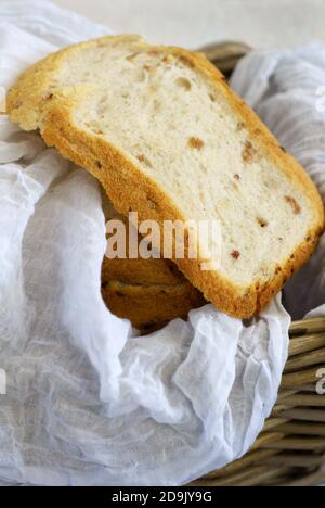 Pane di soda irlandese al forno a base di cheddar con bacon Foto Stock