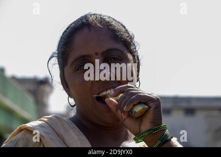 Dehradun, Uttarakhand, India-Ottobre 19 2020: Povera donna che mangia canna da zucchero in India. . Foto di alta qualità Foto Stock