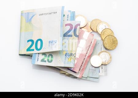 Banconote di vari valori in euro in un pacchetto di banconote. Banconote di gara legale, utilizzate e ripiegate in un piccolo fascio di banconote. Foto Stock