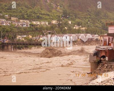 Tsunami o inondazioni in Himalaya in Gange India. Il fiume Gange è stato fortemente allagato nel 2012 e nel 2013. Foto di alta qualità Foto Stock