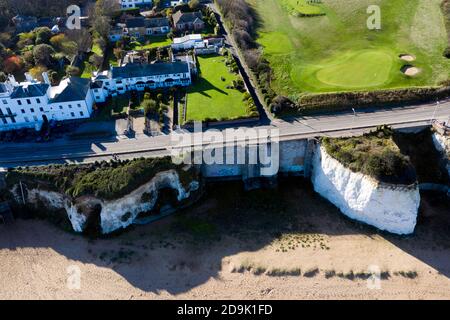 Vista aerea di parte della Holland House, Kingsgate Bay e del campo da golf North Foreland, Thanet, Kent Foto Stock