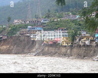 Tsunami o inondazioni in Himalaya in Gange India. Il fiume Gange è stato fortemente allagato nel 2012 e 2013.Foto di alta qualità Foto Stock