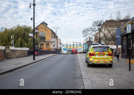 Lockdown 2, Camden Town, 6 novembre 2020, vuoto di turisti e visitatori una polizia auto indagini sulla strada normalmente molto trafficata fuori Camden Market Foto Stock