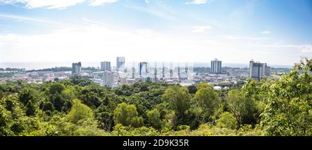 Vista panoramica della città di Miri, Sarawak, Borneo, Malesia Foto Stock