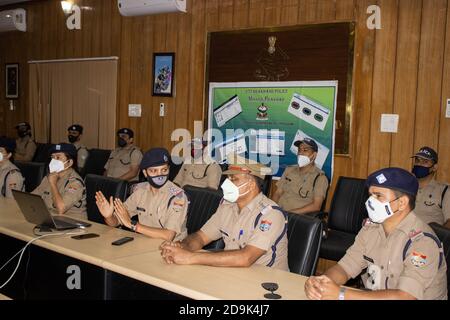 Dehradun, Uttarakhand, India-Ottobre 13 2020: Poliziotti che indossano la maschera in riunione. La maschera è obbligatoria dal governo per superare la situazione pandemica. Foto di alta qualità Foto Stock