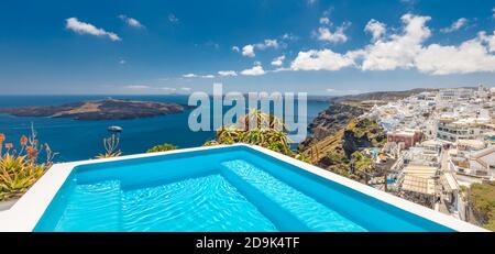 Splendido resort sull'isola di Santorini. Vista della caldera e della piscina in primo piano, tipica architettura bianca, incredibile paesaggio di viaggio Foto Stock