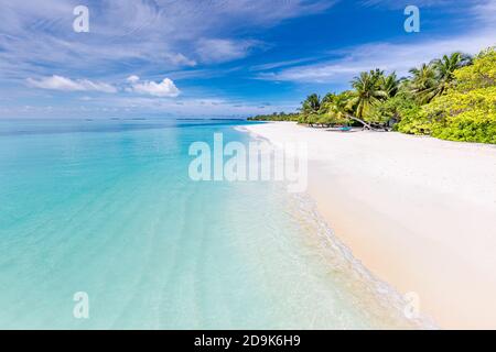 Paradise isola spiaggia paesaggio. Calma vista mare con spiaggia di sabbia bianca, costa. Tranquillo paesaggio tropicale, palme esotiche sulla spiaggia e paesaggi naturali Foto Stock