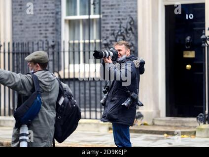Londra, Inghilterra, Regno Unito. Fotografo di stampa (Simon Dawson) di fronte al 10 Downing Street Foto Stock