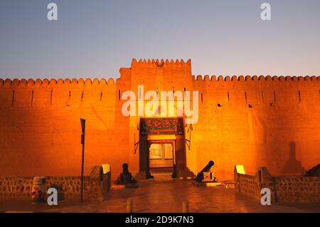 Vista esterna di notte del Museo di Dubai, del Forte al-Fahidi, di Bur Dubai, degli Emirati Arabi Uniti Foto Stock