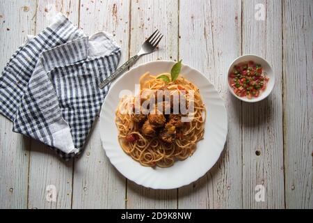 Spaghetti e polpette in un piatto su sfondo Foto Stock