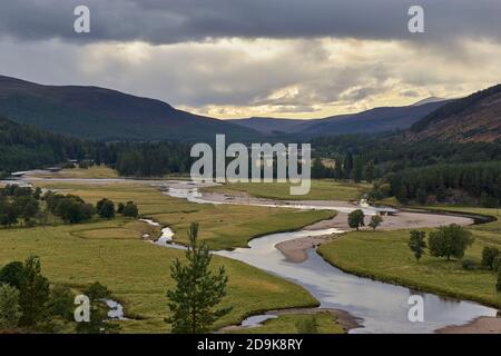 Il fiume Dee sulla residenza di Mar, vicino a Braemar, Aberdeenshire, Scozia. Nel Parco Nazionale di Cairngorms. Foto Stock