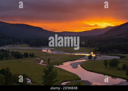 Tramonto sul fiume Dee sul Mar Lodge Estate, vicino a Braemar, Aberdeenshire, Scozia. Nel Parco Nazionale di Cairngorms. Foto Stock