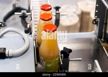 Macchina industriale per la produzione di succo d'arancia Foto stock - Alamy