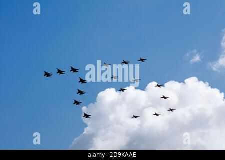 Formazione di aerei da combattimento sotto forma di numero 75. Prova della parata aerea in onore del 75° anniversario della fine della seconda guerra mondiale Foto Stock