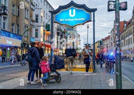 U-Bahn Rathaus Neukölln, Karl-Marx-Strasse, Neukölln Akaden, Foto Stock