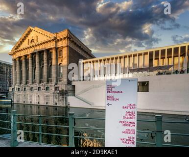 Pergamonmuseum , James Simon Galerie, Architekt David Chipperfield, neues Besucherzentrum am Kupfergraben, Eingang zum Pergamonmuseum, Museumsinsel, Foto Stock