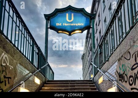 U-Bahn Hermannplatz, Neukölln , Corona Hotspot, Corona Ampel auf rot, Foto Stock