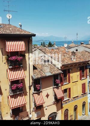 Facciate colorate di via Porto Vecchio a Desenzano del Garda, Lago di Garda, Italia Foto Stock