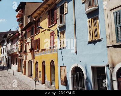 Facciate colorate di via Porto Vecchio a Desenzano del Garda, Lago di Garda, Italia Foto Stock