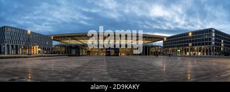 Flughafen Berlino Brandenburgo BER. Inbetriebnahme des BER, Terminal 1ab 31. Ottobre 2020 a Betrieb, Aussenaufnahme Willy Brandt Platz Foto Stock