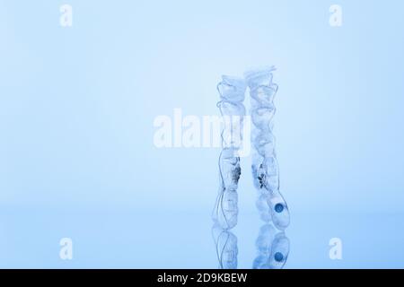 Allineatori dentali invisibili della staffa dentaria. Bretelle Invisalign. Allineatore invisibile - raddrizzatori ortodontici rimovibili temporaneamente. Foto Stock