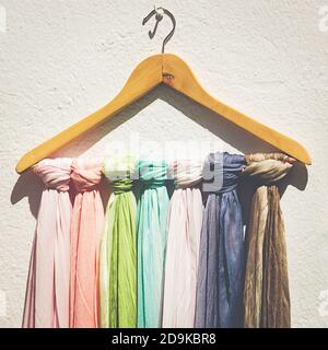 Primo piano di pashminas colorati in un mercato Foto Stock