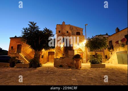 La cosiddetta "casa con gli occhi", Aliano, Basilicata, Italia Foto Stock