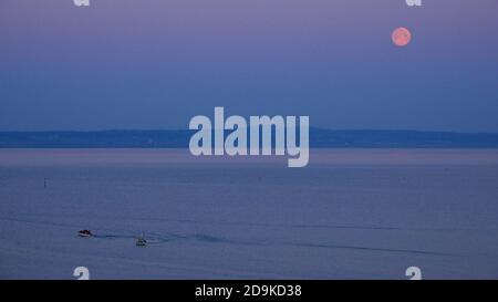 Luna piena vicino a Friedrichshafen sul Lago di Costanza, Baden-Württemberg, Germania Foto Stock