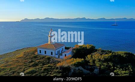 Faro di far d'Alcanada nella Baia di Alcudia, Maiorca, Isole Baleari, Spagna Foto Stock