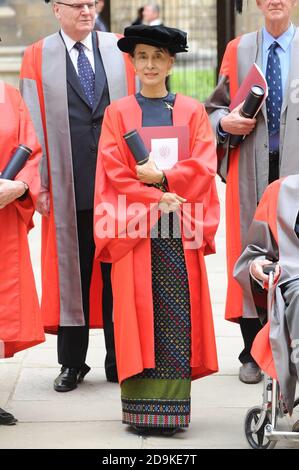 Aung San Suu Kyi riceve un dottorato onorario dall'Università di Oxford durante la cerimonia annuale di Encaenia. 20 giugno 2012 © Paul Treadway Foto Stock