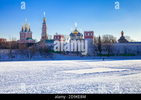 Vista sul convento di Novodevichy in inverno, sito patrimonio dell'umanità dell'UNESCO, Mosca, Russia Foto Stock