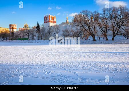 Vista sul convento di Novodevichy in inverno, sito patrimonio dell'umanità dell'UNESCO, Mosca, Russia Foto Stock