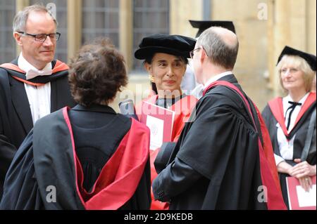 Aung San Suu Kyi riceve un dottorato onorario dall'Università di Oxford durante la cerimonia annuale di Encaenia. 20 giugno 2012 © Paul Treadway Foto Stock