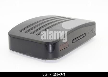 set top box tv isolato su sfondo bianco con selective messa a fuoco Foto Stock