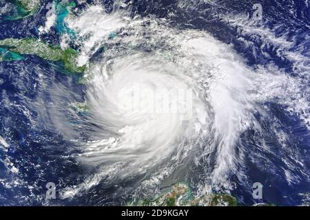 Occhio dell'uragano. Uragano sulla Terra. Tifone sul pianeta Terra. Categoria 5 super tifone in avvicinamento alla costa. Vista dallo spazio esterno. (Elementi Foto Stock