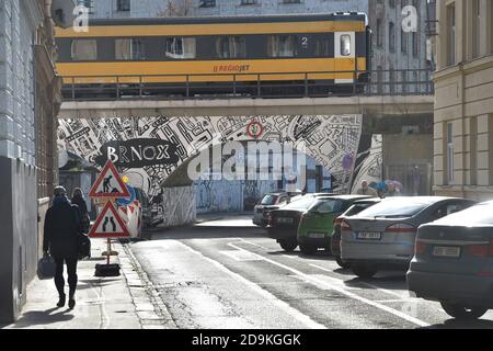 Brno, Repubblica Ceca. 05 novembre 2020. Il Brnox, un progetto di arte sociale di Katerina Seda in via Vlhka a Brno, Repubblica Ceca, il 5 novembre 2020. Seda si è concentrata sulla vita quotidiana nel quartiere della città di Brno chiamato Bronx, abitata da romeni e poveri in generale. Credit: Vaclav Salek/CTK Photo/Alamy Live News Foto Stock
